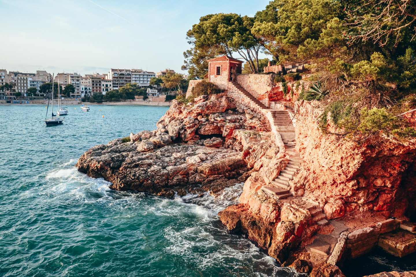 Wakacje na Majorce – co warto zobaczyć i gdzie się zatrzymać? Najpiękniejsze plaże, Palma de Mallorca, Alcudia, Plaża Es Trenc, Cap de Formentor I inne atrakcje